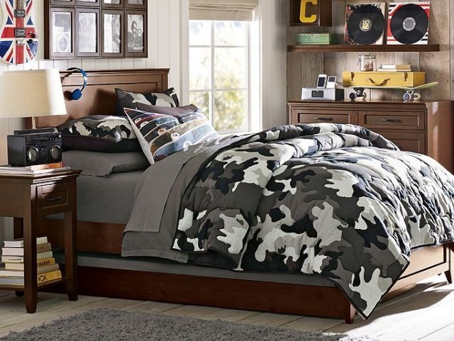 kamouflage-sängkläder-pojkar-rum-tonåringar-idéer-klassiska-trämöbler