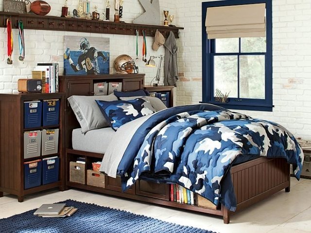 kamouflage-sängkläder-fönster-ramar-blå-aluminium-profle-vita-tegelstenar