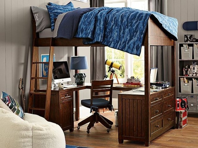 pojkrum-tonåringar-möblering-loft-säng-trä-skrivbord-stol-med-hjul