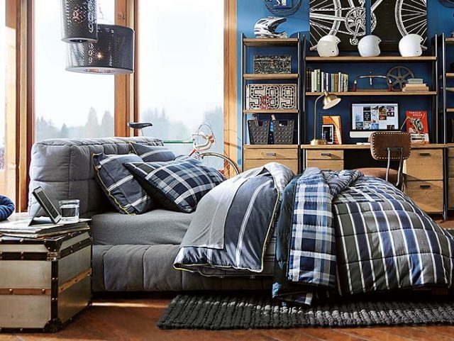 Klädd säng-grå-mjuk-laminat-golv-skrivbord-trä-vintage