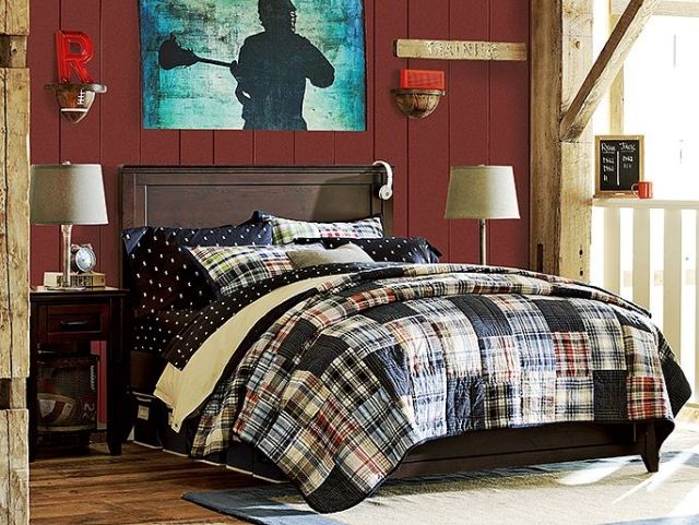 Tonåring-sängkläder-blå-lapptäcke-laminatgolv-röd-väggfärg