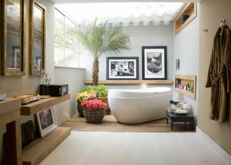 badrumsbilder fristående badkar moderna växter exotiska trämöbler