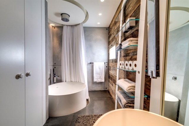 Badrumsbilder funktionella-lagrings-idéer-litet-badrum-runt-badkar-duschdraperi-kakel-trä-look