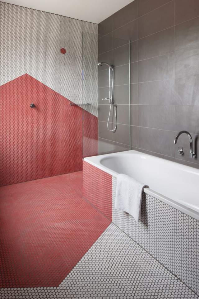 badrum-vägg-golv-kakel-mönstrade-textur-färg-accenter-arkitektur-form