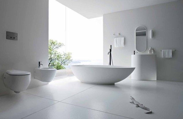 modernt-badrum-enkelt-färg-schema-oval-fristående-badkar-toalett-bidé