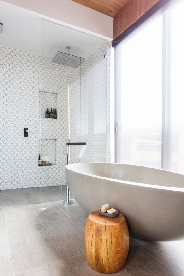 Moderna-badrum-idéer-ovala-fristående-badkar-vägg-kakel-rustika-element