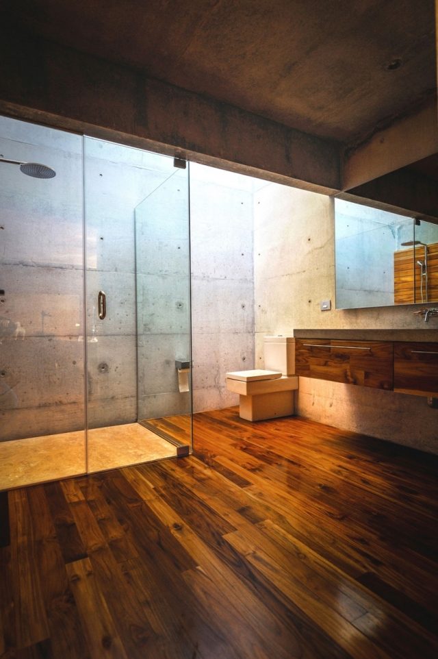 minimalism-badrum-inredning-trä-betong-glas-dusch-vägg-handfat