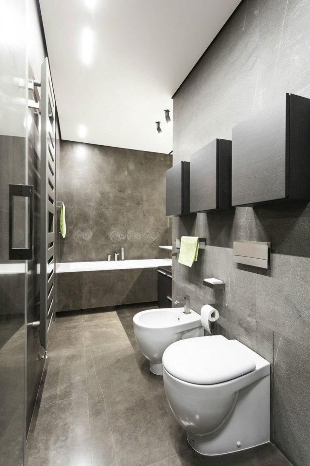 moderna-badrum-material-väggar-grå-nyanser-snyggt-belysta