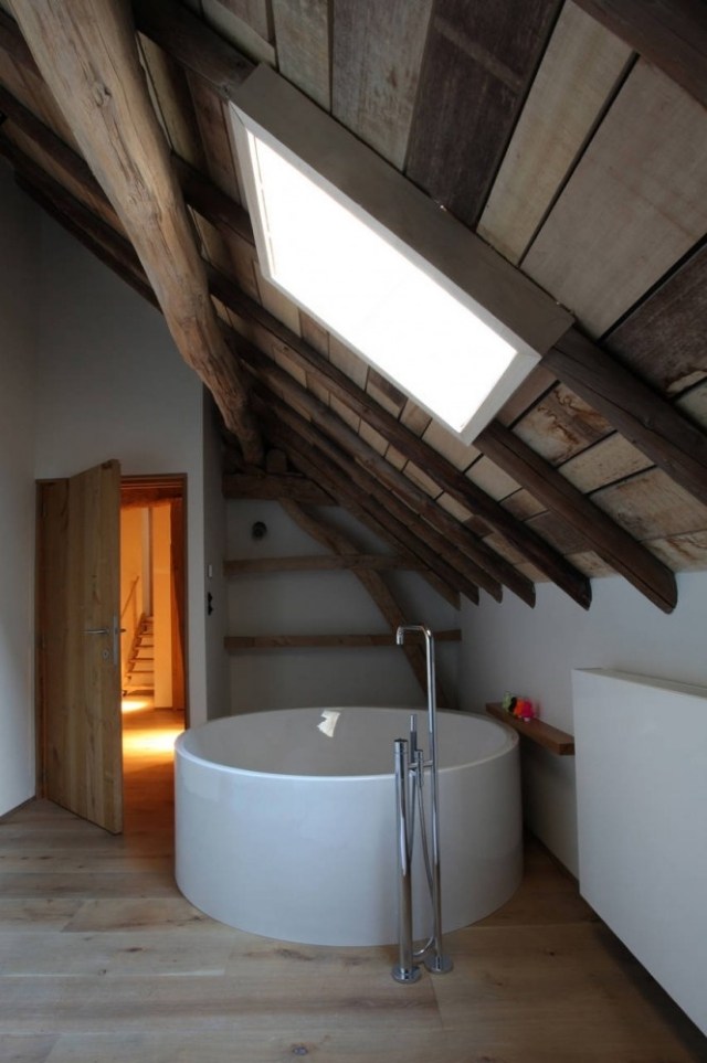 badrum-sluttande tak-runt-badkar-keramik-fristående-rustikt tak