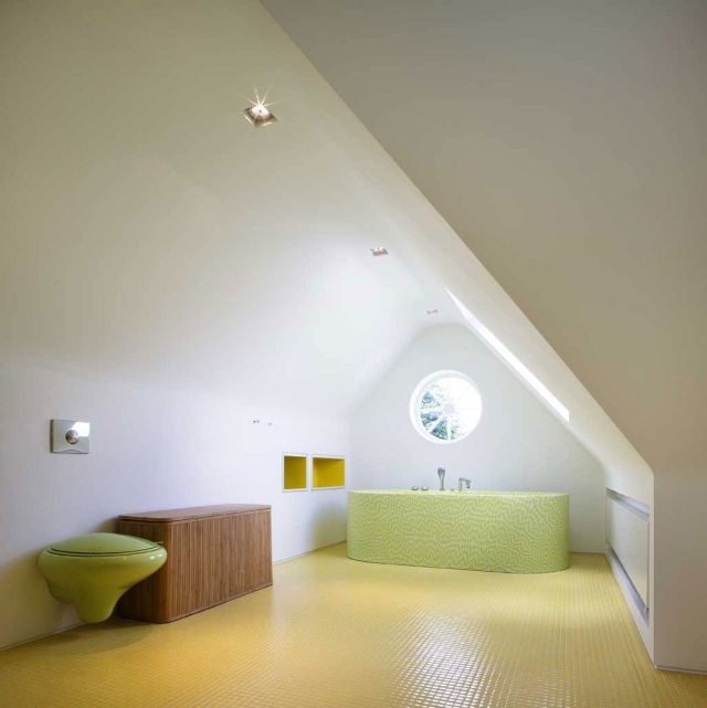Badrum-sluttande-tak-grönt-badrum-inredning-golv-mosaik-kakel-gul