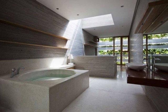 badkar-gjorda-betong-vägg-hyllor-trä-moderna-badrum-atmosfär-inredning idéer