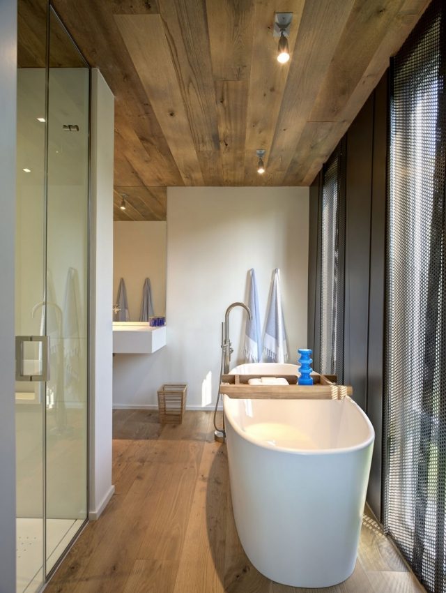 badrum-skandinavisk stil-vit-utrustning-rustika-tillbehör-fristående badkar