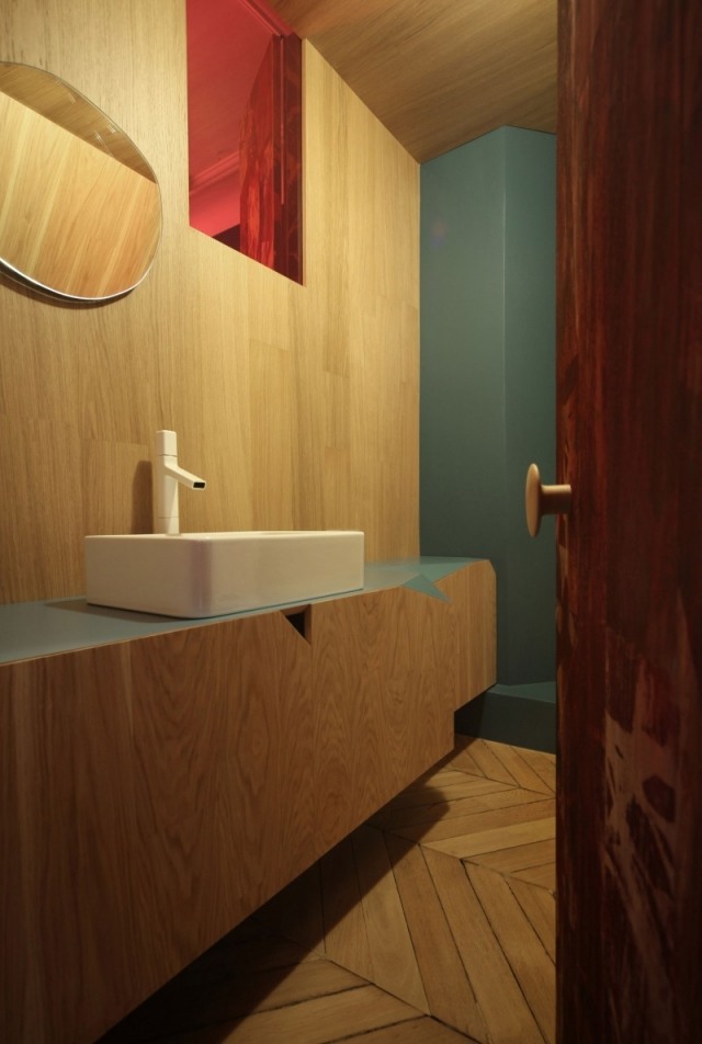 badrum-väggar-panel-varma-trä-look-vägg-skåp-bänk-handfat-vit