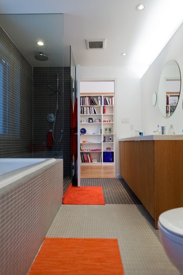 litet badrum-färg-design-mosaik-kakel-golvmattor-halk-orange