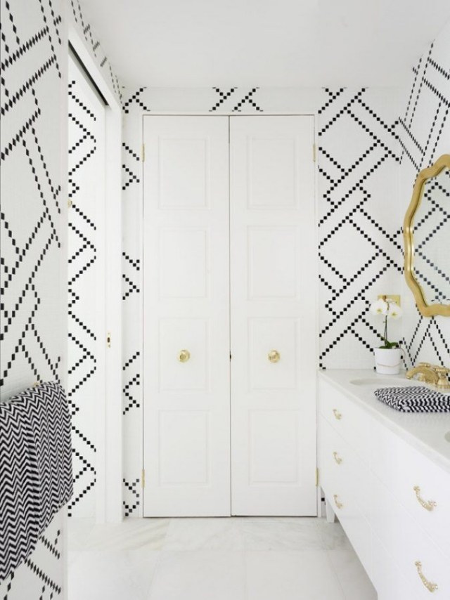 badrum-väggar-mosaik-kakel-mönster-geometriska-abstrakt-kontrasterande-färger-svart-vitt-guld-handtag