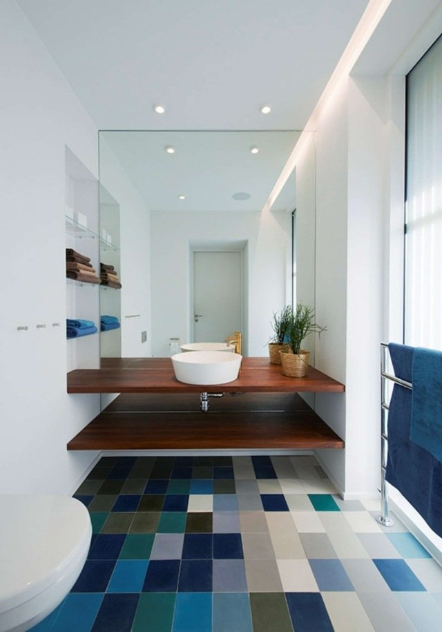 keramiska golvplattor-färg-övergång-blå-nyanser-pixel-ser-trendiga-möbler