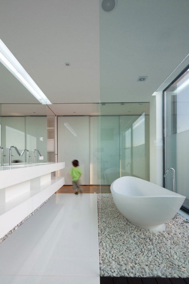 minimalistisk-badrum-barriär-fri-vita-möbler-badkar-golv-stenar