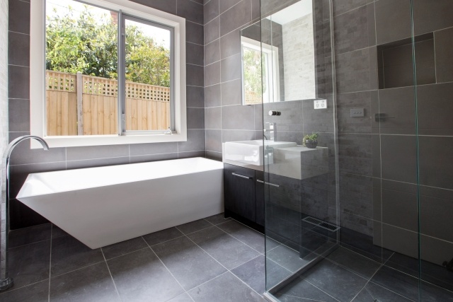 grå-kakel-vägg-golv-badrum-designer-badkar-kantig