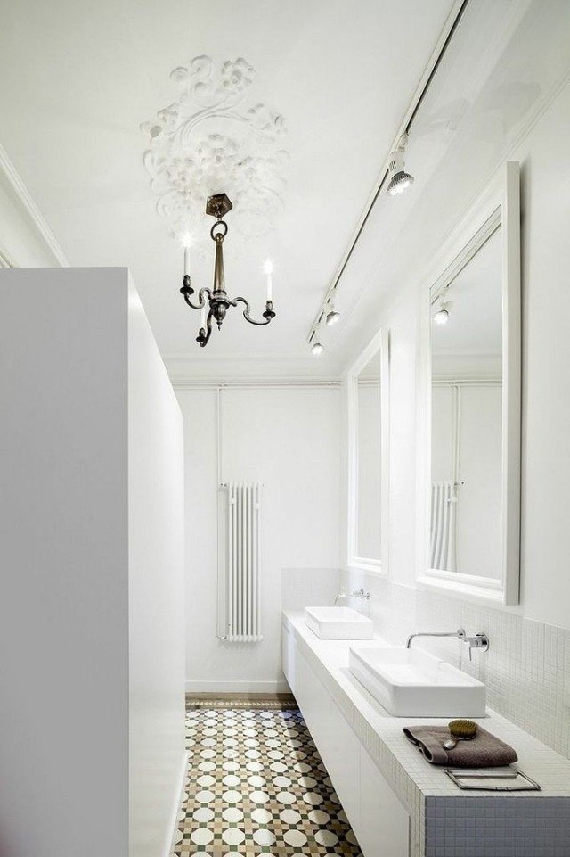 badrumsradiator-vit-vägg-färg-ljuskrona-design-duschkabin-mosaikgolv