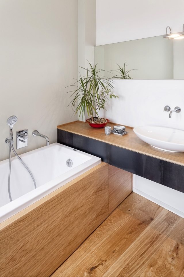 Design-idéer-modernt-badrum-trägolv-badkar-ytterbeklädnad