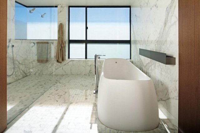Badrum-bilder-idéer-modernt-ergonomiskt-bad-marmor-vägg-effekt