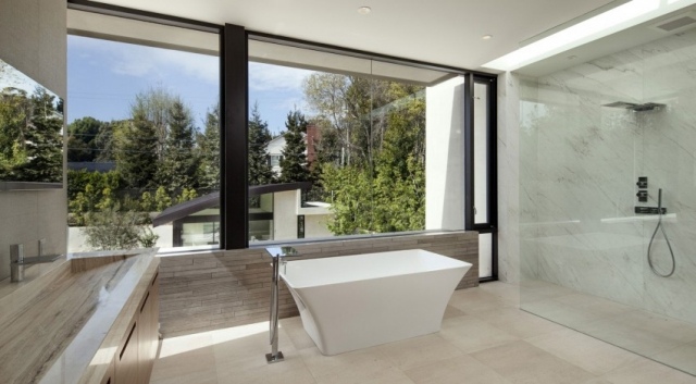 badrum-stort-område-glas-svart-fönster-ram-bad-badkar-kantig-form