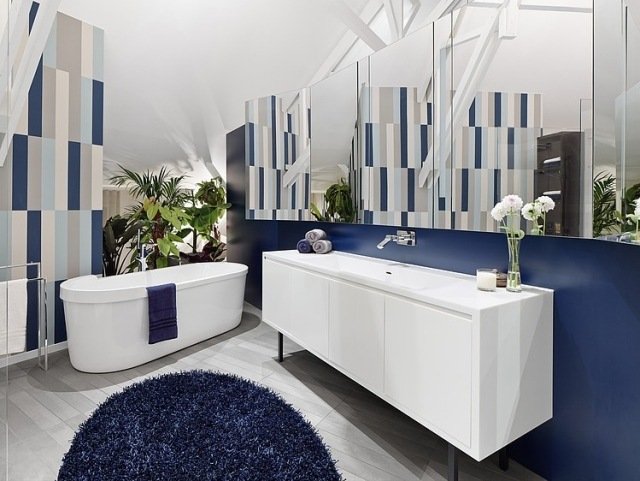 badrum-design-maskulin-atmosfär-bak-vägg-mörk-blå-målning-vita-möbler
