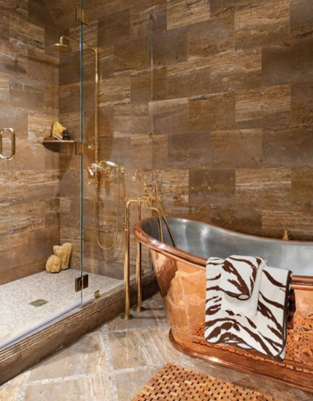badkar-koppar-beklädnad-eklektisk-badrum-design-natursten-väggar