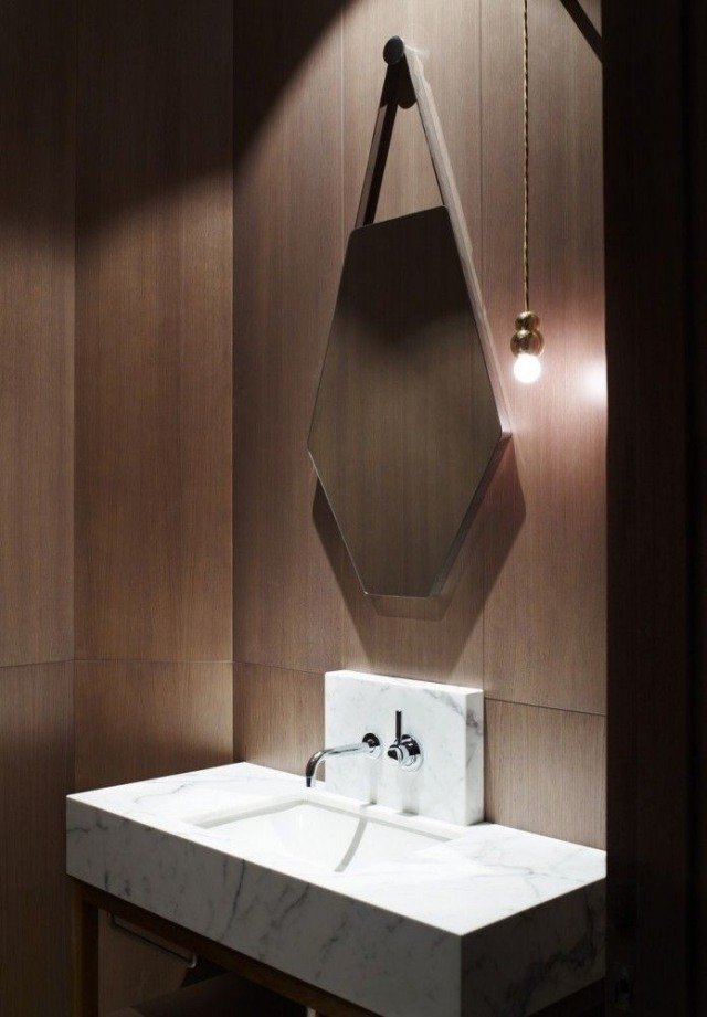 Badrum-bilder-modern-design-språk-vägg-spegel-rombisk-marmor-handfat