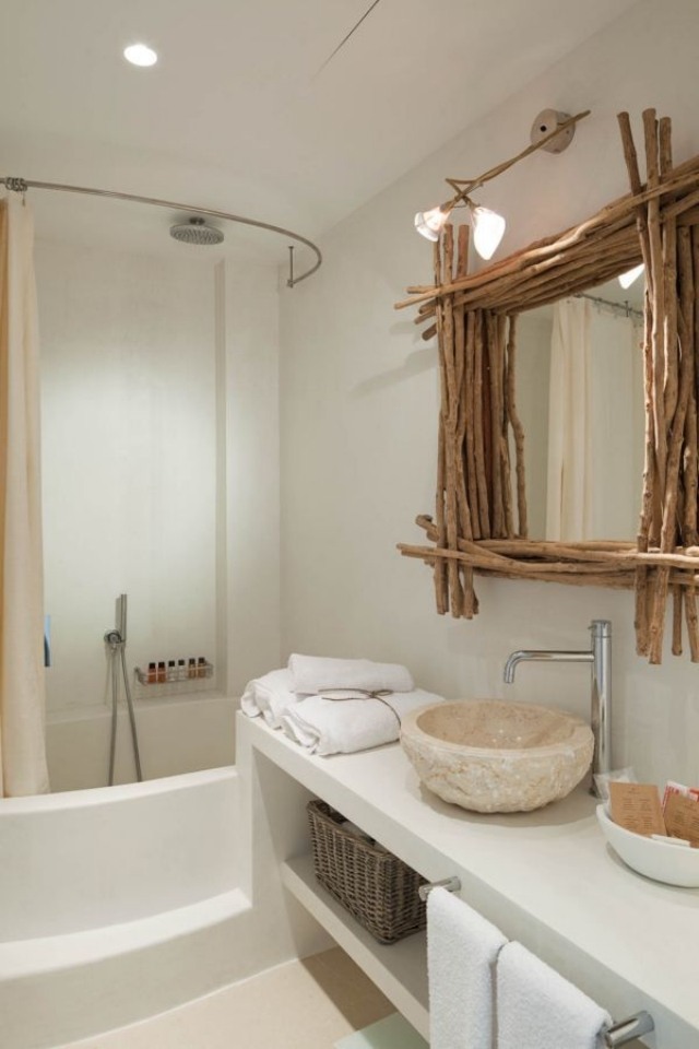 modernt-badrum-design-vägg-spegel-rustika-element-bänkskåp