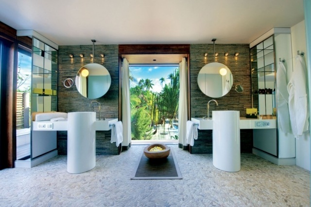 symmetrisk-design-badrum-handfat-med-pelare-rund-vägg-spegel-badrum-lampor