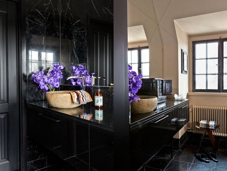 badrum-design-idéer-modern-svart-ädel-granit-handfat-karkstein-orkidé