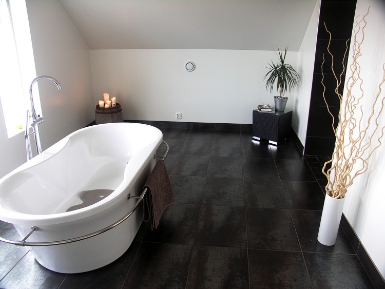 badrum-design-idéer-modern-svart-vit-minimalistisk-elegant-fristående badkar