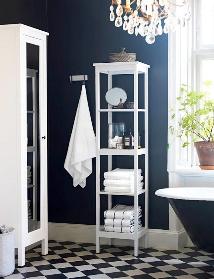 badrum-design-idéer-modern-bensin-vit-vintage-fristående-badkar-kristall-ljuskrona-ikea