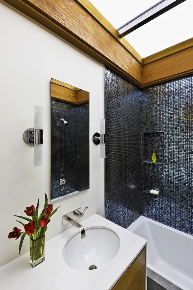 lyx-badrum-svart-mosaik-kakel-handfat-bord-dekoration-glas-vas-blommor