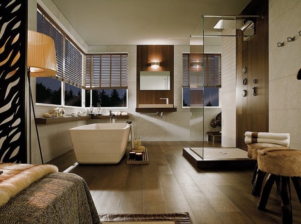 design-badrum-duschkabin-glasdörrar-modern-badkar-trä-planka-golvbeläggning