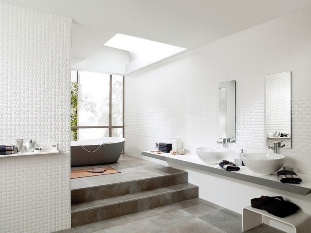 rymlig-badrum-inredning-mosaik-kakel-3d-optik-vit-vägg-design