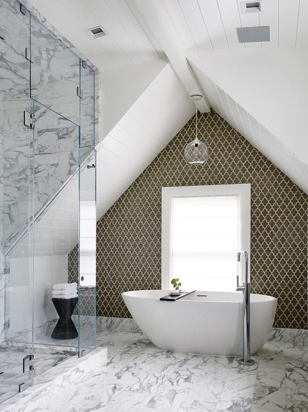 Badrum med tak-design-idéer-fristående-badkar-inredning-marmor-golv-vägg-tapeter