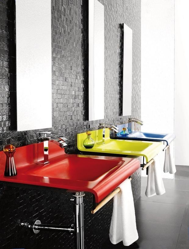 industri-chic-badrum-design-idéer-handfat-vägghängd-röd-gul-blå