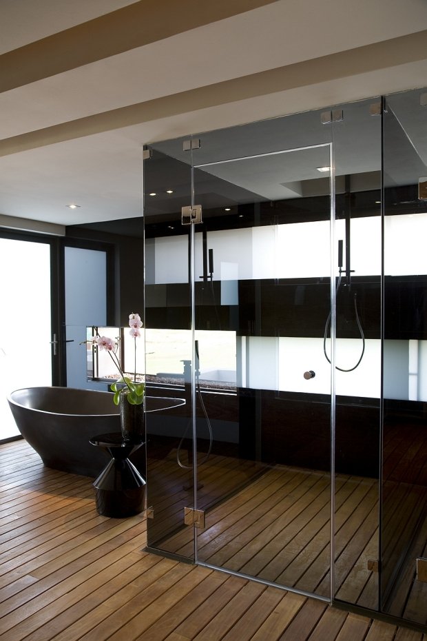 Trägolv-badrum-svart-badkar-modern-design-golv-vas