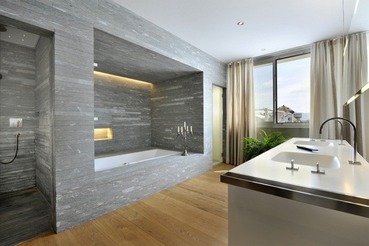 badrum design minimalistisk idé grå sten badkar dusch trä parkett