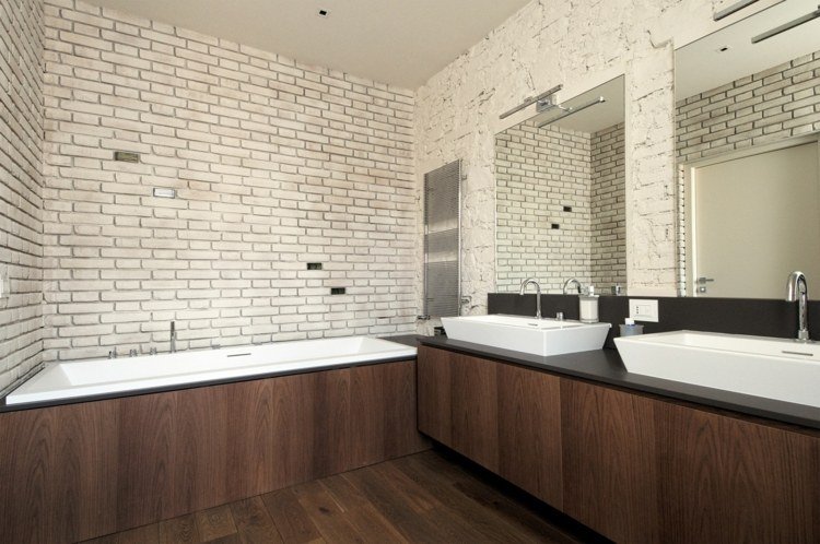 badrumsdesign vit tegelvägg träpanel badkar