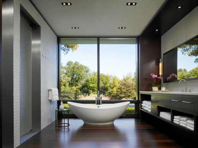Trägolv fristående badkar fin utsikt
