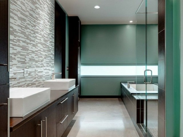 Badrumsdesign fristående badkar gröna persienner