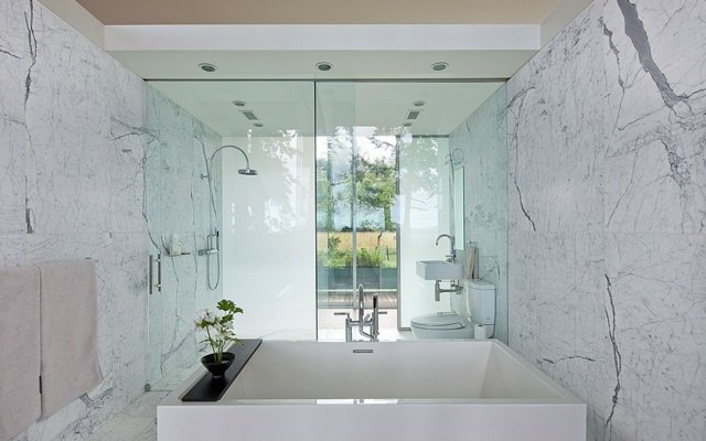 Glasvägg fristående badkar i duschkabin i marmor