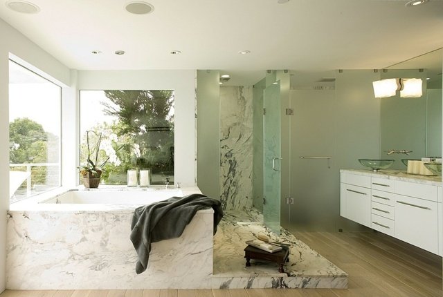 Badrumsmöbler fristående badkar glas duschkabin väggmonterat skåp