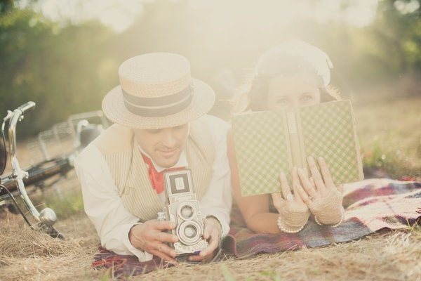 Vintage-bröllop-fotografering-gräs-liggande-böcker-läsning