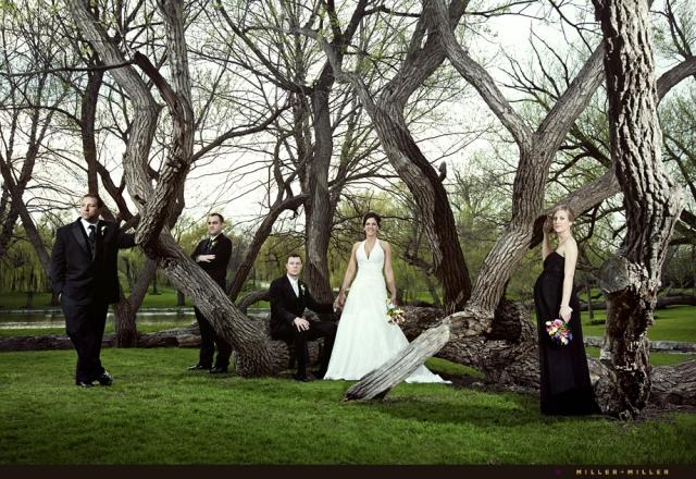 bröllopsfoto skog grupp foto groomsmen