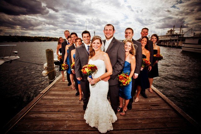 bröllopsfoton idéer gruppfoto-braunjugfern-groomsmen-river-deck