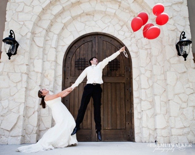 bröllopsfotografering-idé-roliga-brudgum-ballonger